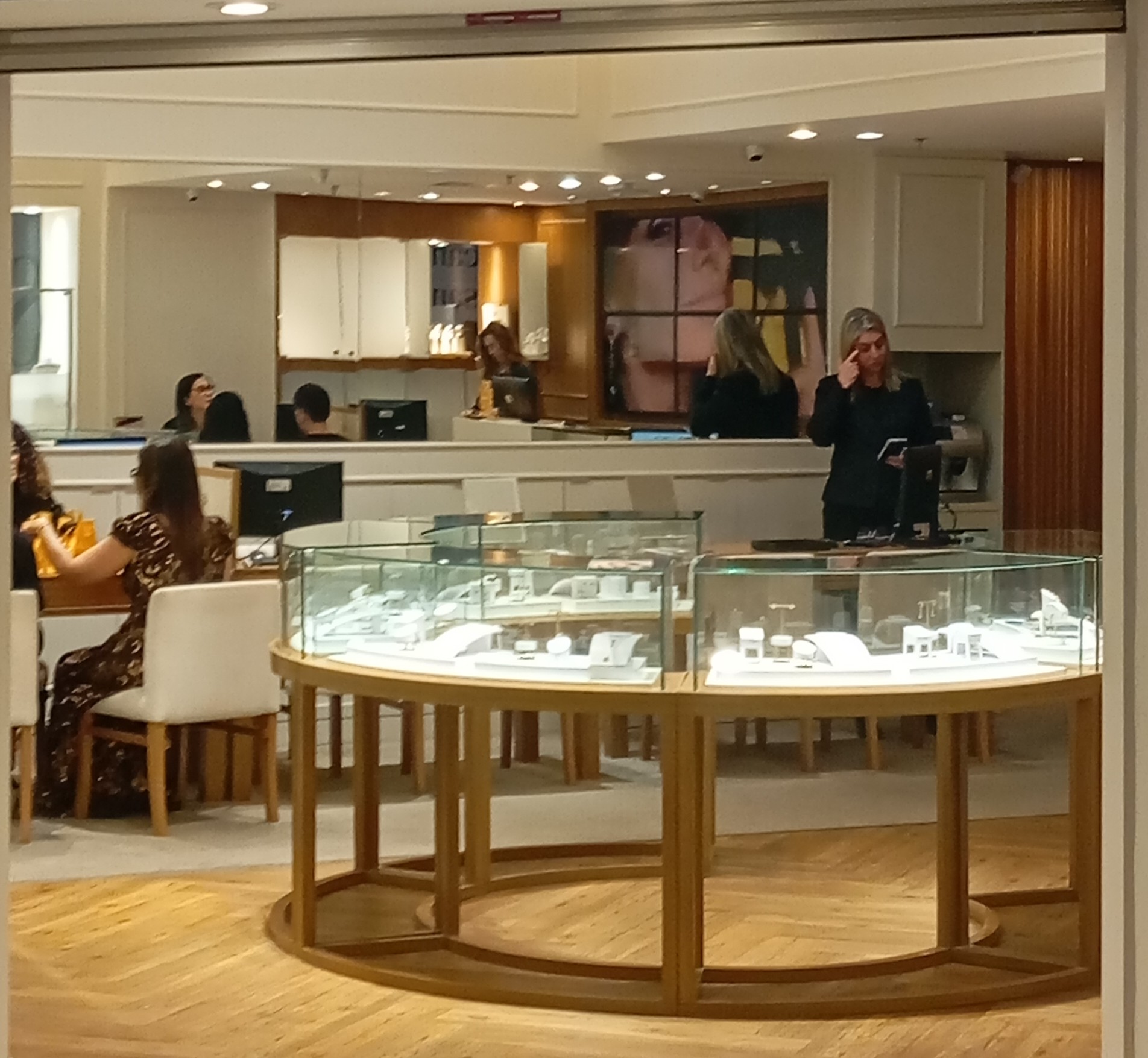 Interior da loja Monte Carlo Joias em Niterói, com balcões de vitrine para joias