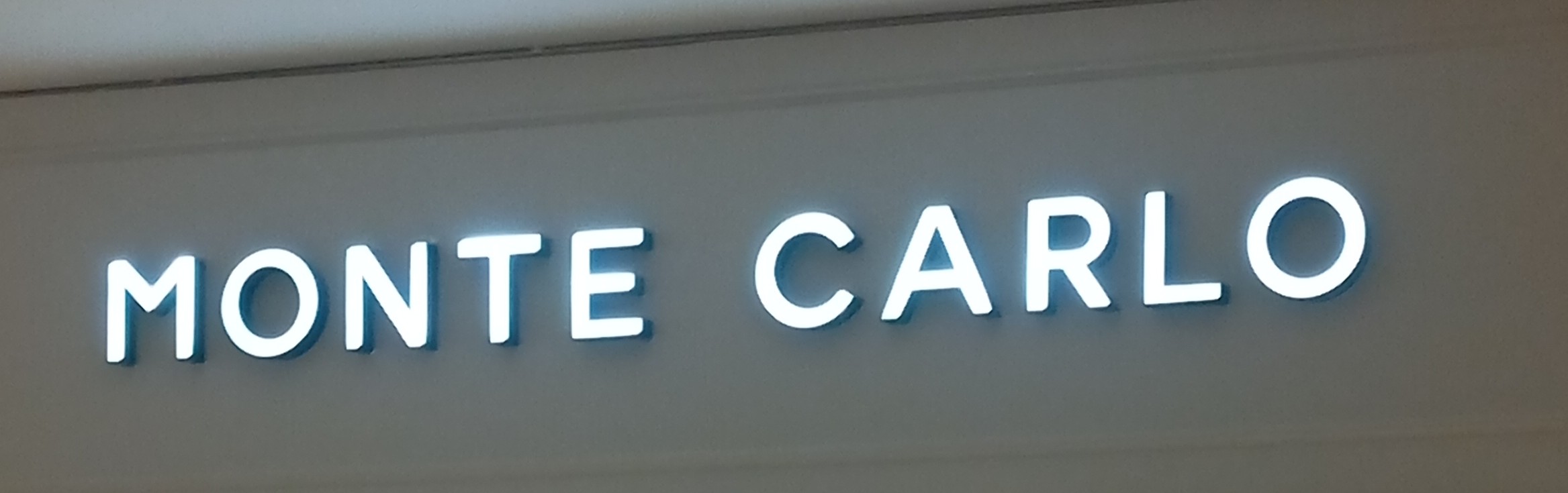 Letreiro iluminado da Monte Carlo Joias no Plaza Shopping Niterói