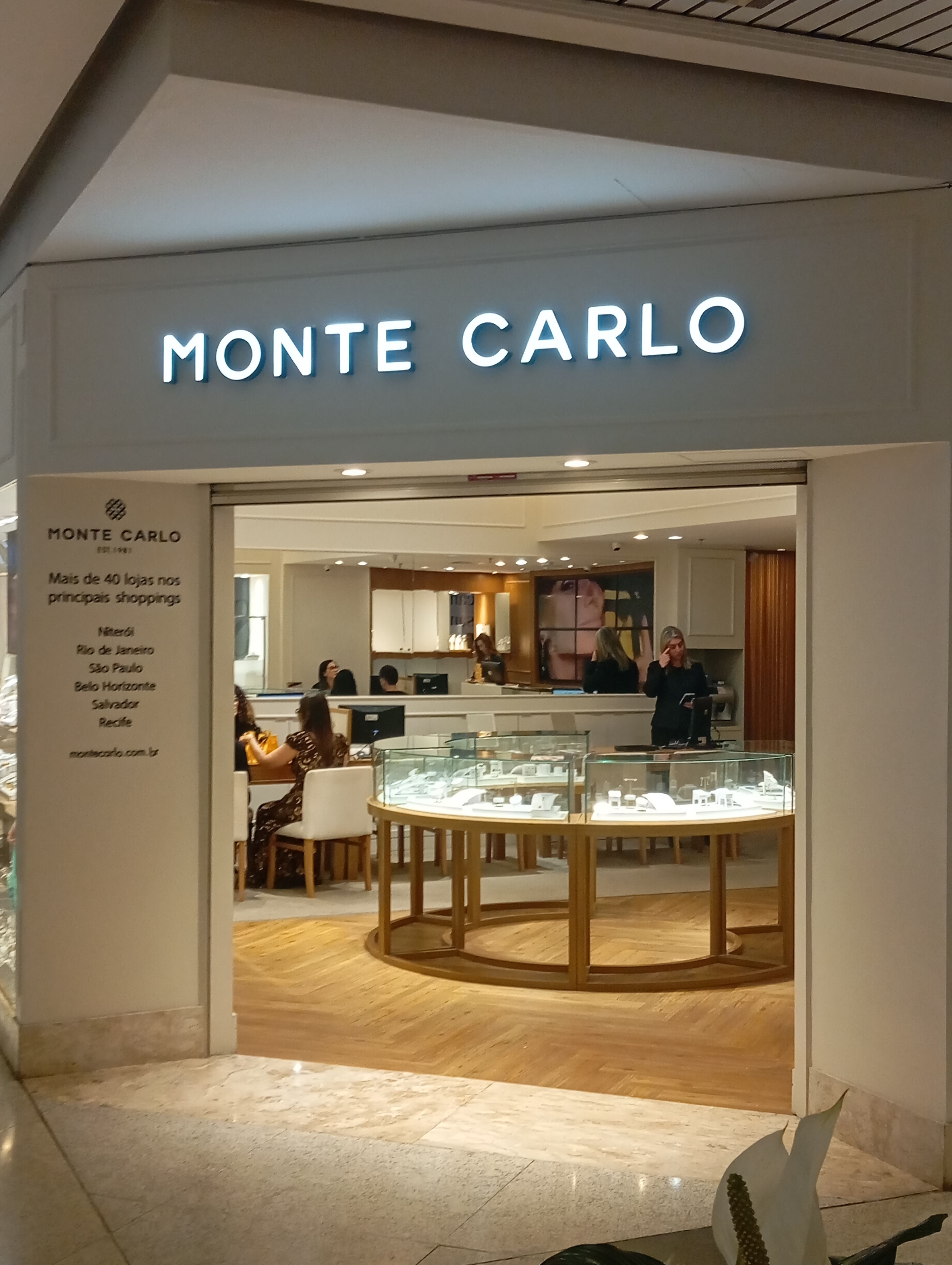Fachada da loja Monte Carlo Joias no Plaza Shopping Niterói